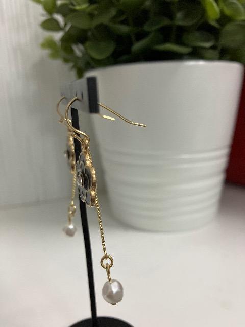ハンドメイド 黒のカメリアのチャームを使用したフックピアス < 女性ファッション  ハンドメイド 黒のカメリアのチャームを使用したフックピアス < 女性ファッションの