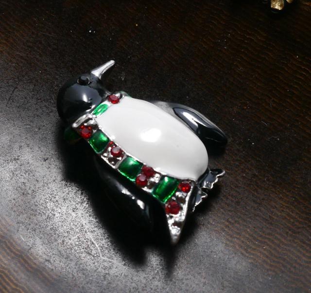 新品アンティーク調かわいいペンギンさんブローチ クラシック ヴィンテージ風 ヴィクトリアン ゴシック < 女性アクセサリー/時計  新品アンティーク調かわいいペンギンさんブローチ クラシック ヴィンテージ風 ヴィクトリアン ゴシック < 女性アクセサリー/時計の