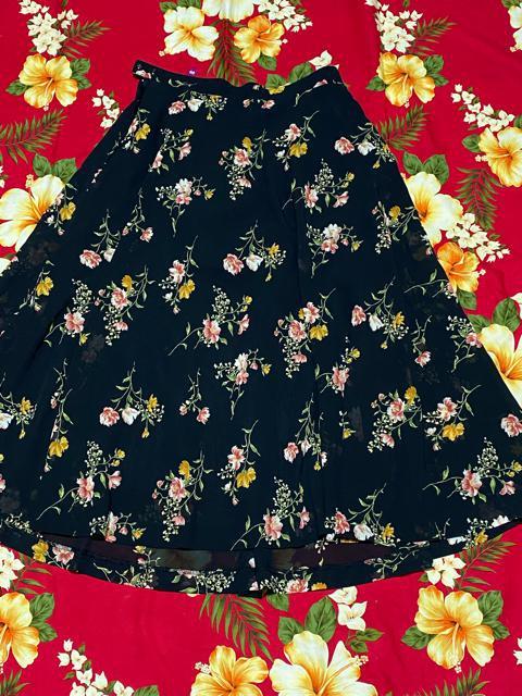 上品☆黒地に綺麗なバラ柄☆フレアスカート < 女性ファッション  上品☆黒地に綺麗なバラ柄☆フレアスカート  < 女性ファッションの