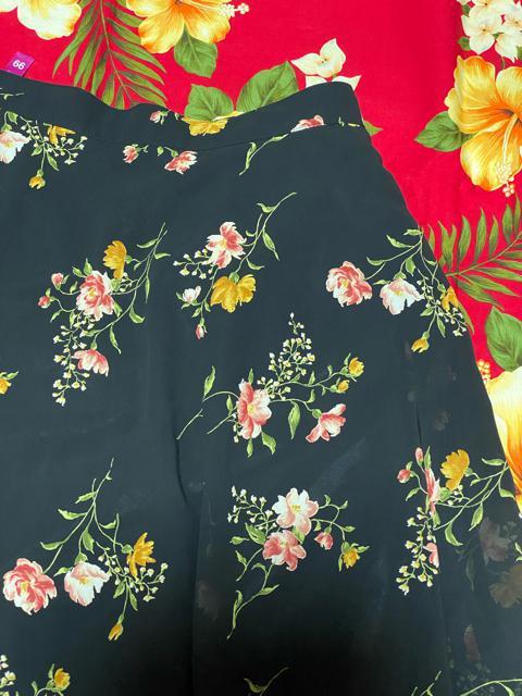 上品☆黒地に綺麗なバラ柄☆フレアスカート < 女性ファッション  上品☆黒地に綺麗なバラ柄☆フレアスカート < 女性ファッションの
