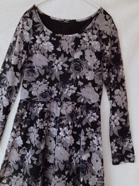 EMODA モノトーン 長袖 総柄 花柄 薔薇柄 シック ワンピース M N2m < ブランド  EMODA モノトーン 長袖 総柄 花柄 薔薇柄 シック ワンピース M N2m < ブランドの