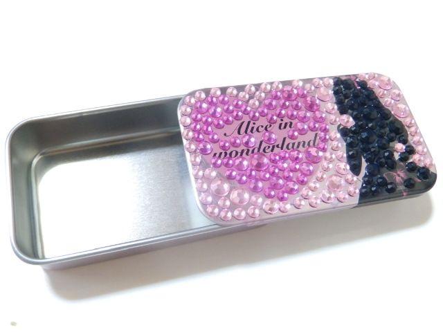 ディズニー【アリス】つけまつ毛.小物入♪キラキラジュエリースライドデコケース < 女性ファッション ディズニー【アリス】つけまつ毛.小物入♪キラキラジュエリースライドデコケース < 女性ファッションの
