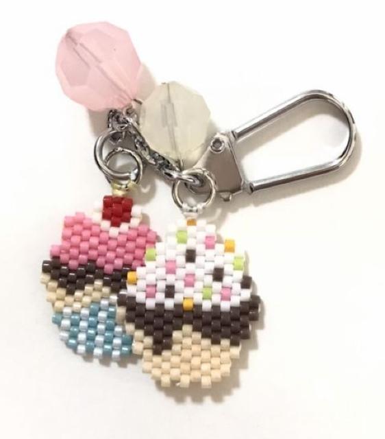 hハンドメイド〓デリカビーズステッチ〓カップケーキ2コ〓キーホルダー < 女性ファッション hハンドメイド〓デリカビーズステッチ〓カップケーキ2コ〓キーホルダー < 女性ファッションの