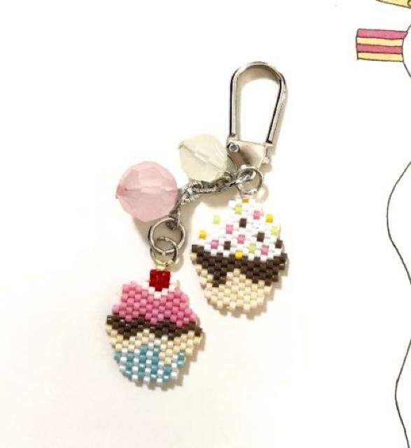 hハンドメイド〓デリカビーズステッチ〓カップケーキ2コ〓キーホルダー < 女性ファッション hハンドメイド〓デリカビーズステッチ〓カップケーキ2コ〓キーホルダー < 女性ファッションの