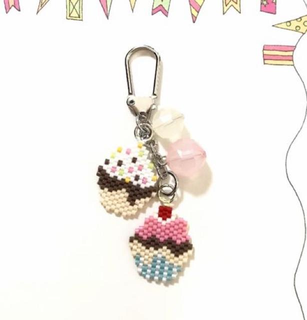 hハンドメイド〓デリカビーズステッチ〓カップケーキ2コ〓キーホルダー < 女性ファッション hハンドメイド〓デリカビーズステッチ〓カップケーキ2コ〓キーホルダー < 女性ファッションの