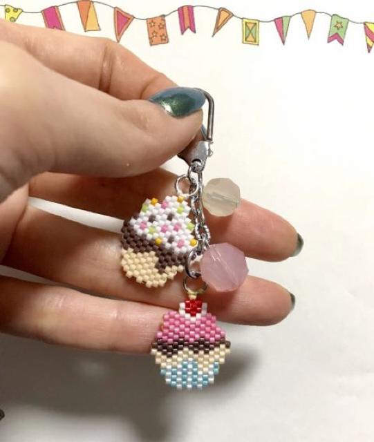 hハンドメイド〓デリカビーズステッチ〓カップケーキ2コ〓キーホルダー < 女性ファッション hハンドメイド〓デリカビーズステッチ〓カップケーキ2コ〓キーホルダー < 女性ファッションの