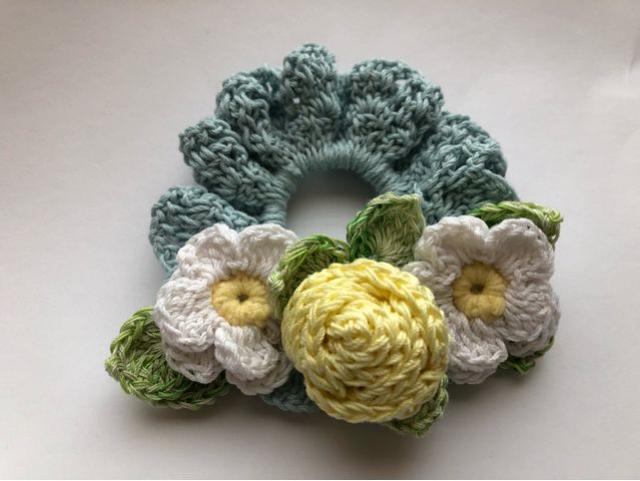 ハンドメイド シュシュ 巻き巻き薔薇と二重の白いお花ふたつ♪ < 女性ファッション  ハンドメイド シュシュ 巻き巻き薔薇と二重の白いお花ふたつ♪  < 女性ファッションの