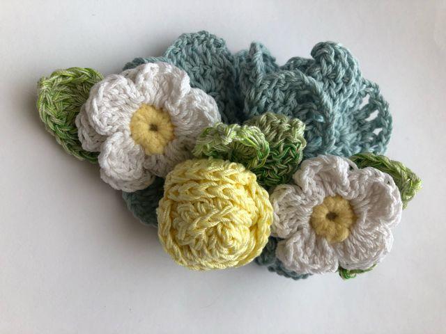 ハンドメイド シュシュ 巻き巻き薔薇と二重の白いお花ふたつ♪ < 女性ファッション  ハンドメイド シュシュ 巻き巻き薔薇と二重の白いお花ふたつ♪ < 女性ファッションの