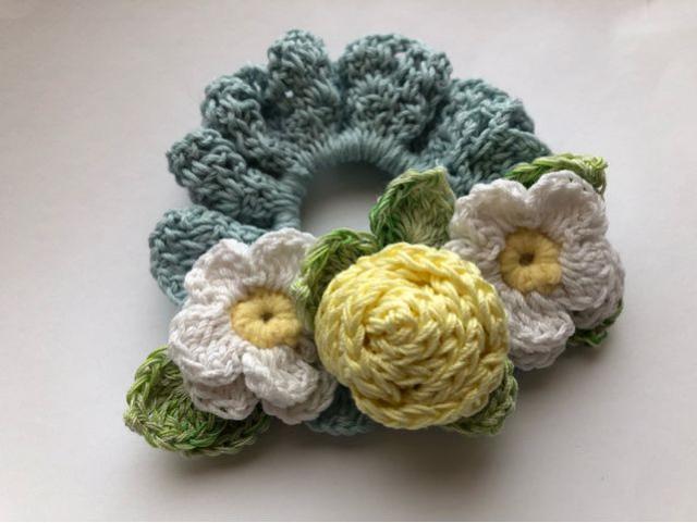 ハンドメイド シュシュ 巻き巻き薔薇と二重の白いお花ふたつ♪ < 女性ファッション  ハンドメイド シュシュ 巻き巻き薔薇と二重の白いお花ふたつ♪ < 女性ファッションの