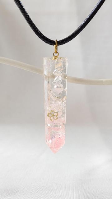 六角柱の桜の淡いピンクのネックレス < 女性ファッション  六角柱の桜の淡いピンクのネックレス  < 女性ファッションの