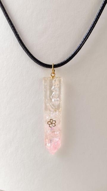 六角柱の桜の淡いピンクのネックレス < 女性ファッション  六角柱の桜の淡いピンクのネックレス < 女性ファッションの