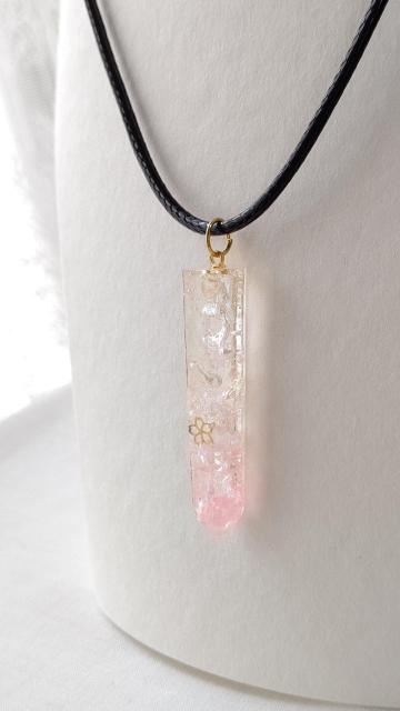 六角柱の桜の淡いピンクのネックレス < 女性ファッション  六角柱の桜の淡いピンクのネックレス < 女性ファッションの