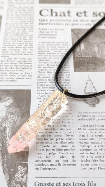 六角柱の桜の淡いピンクのネックレス < 女性ファッション  六角柱の桜の淡いピンクのネックレス < 女性ファッションの