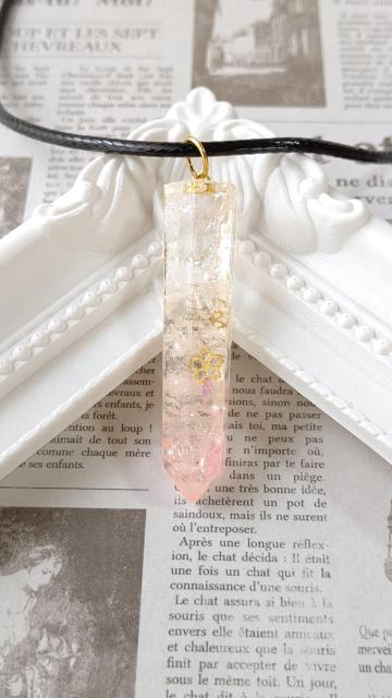 六角柱の桜の淡いピンクのネックレス < 女性ファッション  六角柱の桜の淡いピンクのネックレス < 女性ファッションの