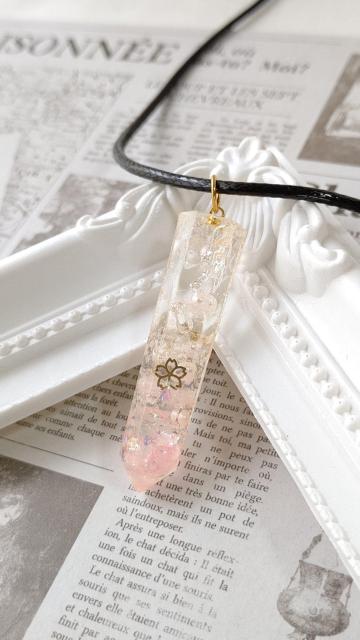 六角柱の桜の淡いピンクのネックレス < 女性ファッション  六角柱の桜の淡いピンクのネックレス < 女性ファッションの