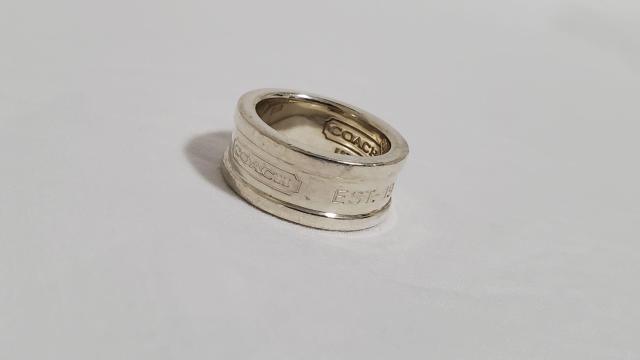 正規 コーチ ロゴ ソリッド リング 14号 アイコンワイドバンド SV ネックレストップ○男女兼用 クラシック エンブレム 指輪 < ブランド  正規 コーチ ロゴ ソリッド リング 14号 アイコンワイドバンド SV ネックレストップ○男女兼用 クラシック エンブレム 指輪  < ブランドの