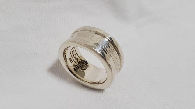 正規 コーチ ロゴ ソリッド リング 14号 アイコンワイドバンド SV ネックレストップ○男女兼用 クラシック エンブレム 指輪 < ブランド  正規 コーチ ロゴ ソリッド リング 14号 アイコンワイドバンド SV ネックレストップ○男女兼用 クラシック エンブレム 指輪 < ブランドの