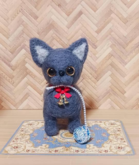 羊毛フェルト 毛糸で遊ぶグレーの猫ちゃん < ペット/手芸/園芸 羊毛フェルト 毛糸で遊ぶグレーの猫ちゃん < ペット/手芸/園芸の