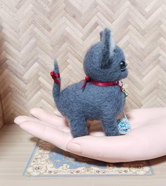 羊毛フェルト 毛糸で遊ぶグレーの猫ちゃん < ペット/手芸/園芸 羊毛フェルト 毛糸で遊ぶグレーの猫ちゃん < ペット/手芸/園芸の