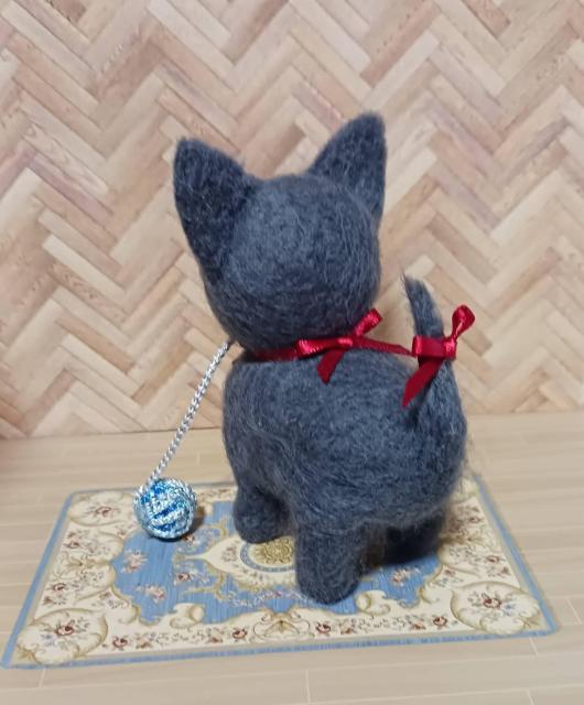 羊毛フェルト 毛糸で遊ぶグレーの猫ちゃん < ペット/手芸/園芸 羊毛フェルト 毛糸で遊ぶグレーの猫ちゃん < ペット/手芸/園芸の