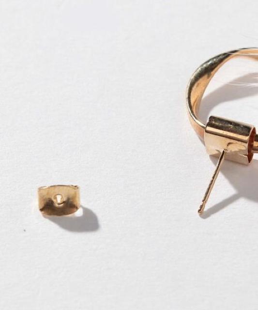 定価1,728円【新品】リング付きふわふわミンクファーピアス●CECIL McBEE●リングピアス ファーピアス●ゴールド×白 < ブランド  定価1,728円【新品】リング付きふわふわミンクファーピアス●CECIL McBEE●リングピアス ファーピアス●ゴールド×白 < ブランドの