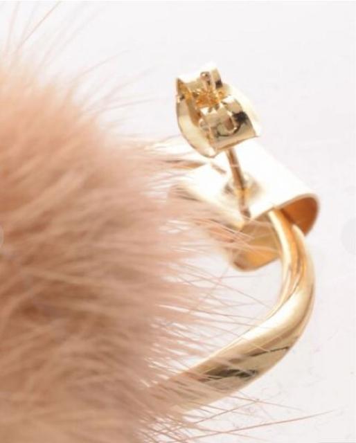 定価1,728円【新品】リング付きふわふわミンクファーピアス●CECIL McBEE●リングピアス ファーピアス●ゴールド×白 < ブランド  定価1,728円【新品】リング付きふわふわミンクファーピアス●CECIL McBEE●リングピアス ファーピアス●ゴールド×白 < ブランドの