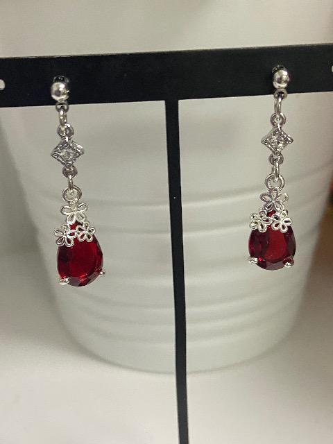 ハンドメイド しずくのチャームを使用したピアス レッド 樹脂のノンホールピアスに変更可能 < 女性ファッション  ハンドメイド しずくのチャームを使用したピアス レッド 樹脂のノンホールピアスに変更可能 < 女性ファッションの