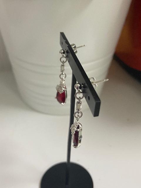 ハンドメイド しずくのチャームを使用したピアス レッド 樹脂のノンホールピアスに変更可能 < 女性ファッション  ハンドメイド しずくのチャームを使用したピアス レッド 樹脂のノンホールピアスに変更可能 < 女性ファッションの