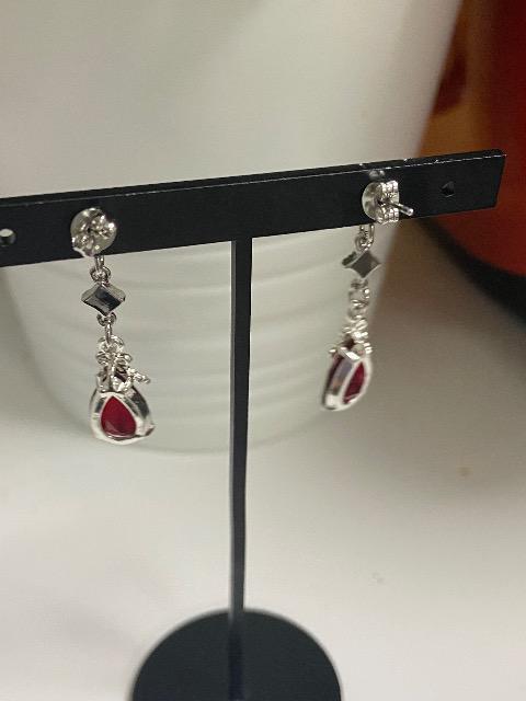 ハンドメイド しずくのチャームを使用したピアス レッド 樹脂のノンホールピアスに変更可能 < 女性ファッション  ハンドメイド しずくのチャームを使用したピアス レッド 樹脂のノンホールピアスに変更可能 < 女性ファッションの