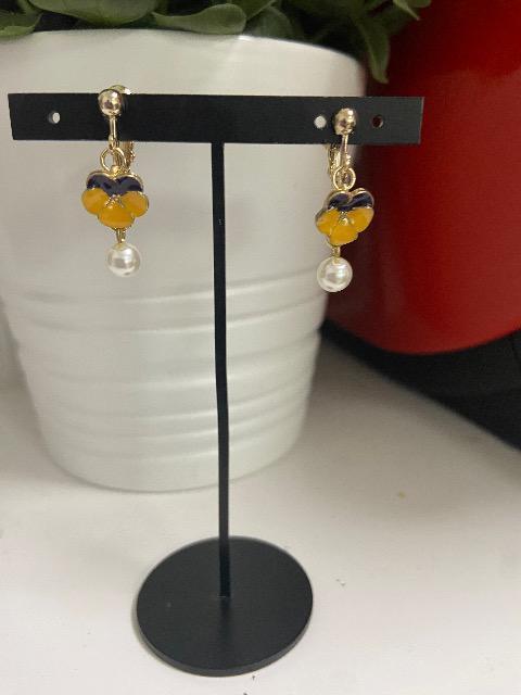 ハンドメイド ビオラのチャームとパールビーズを使用したイヤリング < 女性ファッション  ハンドメイド ビオラのチャームとパールビーズを使用したイヤリング  < 女性ファッションの