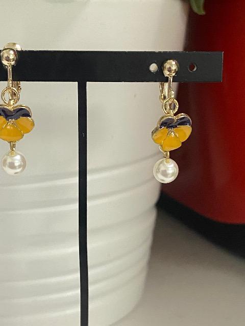 ハンドメイド ビオラのチャームとパールビーズを使用したイヤリング < 女性ファッション  ハンドメイド ビオラのチャームとパールビーズを使用したイヤリング < 女性ファッションの