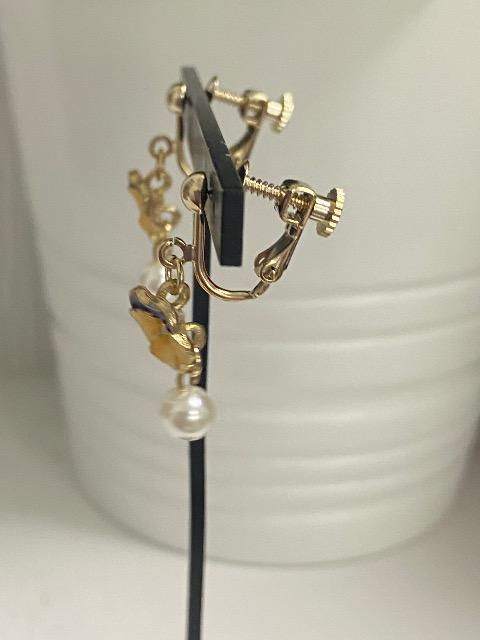 ハンドメイド ビオラのチャームとパールビーズを使用したイヤリング < 女性ファッション  ハンドメイド ビオラのチャームとパールビーズを使用したイヤリング < 女性ファッションの