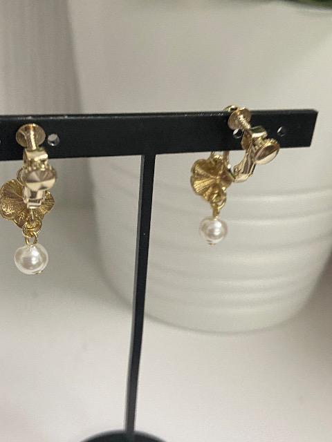 ハンドメイド ビオラのチャームとパールビーズを使用したイヤリング < 女性ファッション  ハンドメイド ビオラのチャームとパールビーズを使用したイヤリング < 女性ファッションの