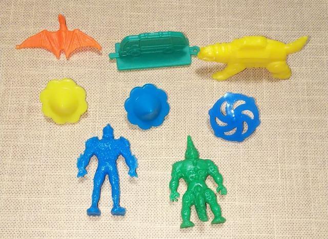 フエラムネのおまけ男の子用かっこいい系おもちゃ8個セット恐竜、判子、怪獣、駒、怪人オレンジ橙色グリーン緑色イエロー黄色ブルー青色 < ホビー  フエラムネのおまけ男の子用かっこいい系おもちゃ8個セット恐竜、判子、怪獣、駒、怪人オレンジ橙色グリーン緑色イエロー黄色ブルー青色 < ホビーの