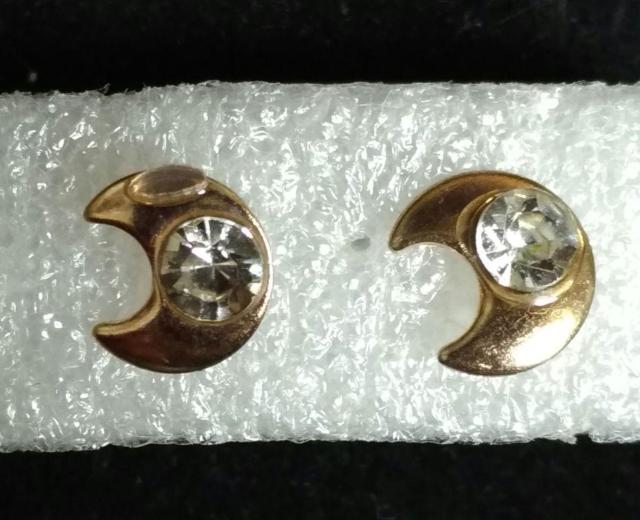未使用 ピアス2点セット クリアストーン ムーン 月 < 女性アクセサリー/時計 未使用 ピアス2点セット クリアストーン ムーン 月 < 女性アクセサリー/時計の