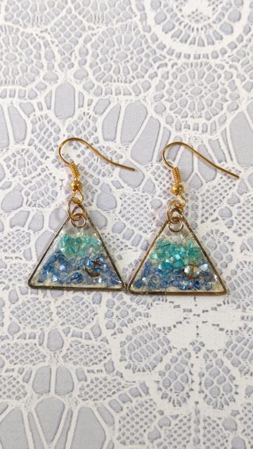 青と水色のシェルとイカリの三角ピアス  レジン  ハンドメイド < 女性ファッション  青と水色のシェルとイカリの三角ピアス  レジン  ハンドメイド < 女性ファッションの