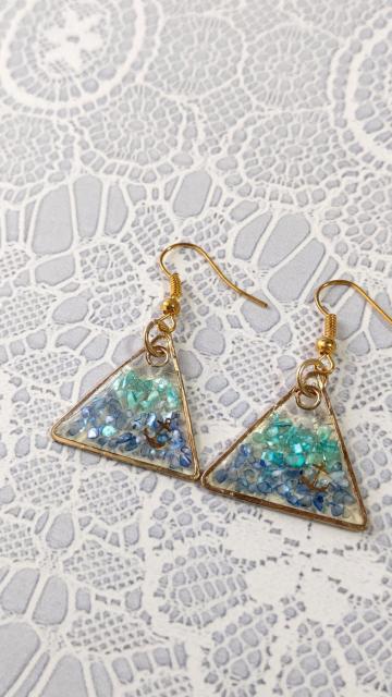 青と水色のシェルとイカリの三角ピアス  レジン  ハンドメイド < 女性ファッション  青と水色のシェルとイカリの三角ピアス  レジン  ハンドメイド < 女性ファッションの