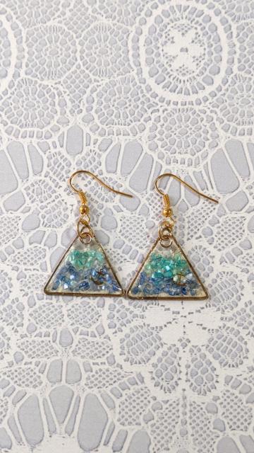 青と水色のシェルとイカリの三角ピアス  レジン  ハンドメイド < 女性ファッション  青と水色のシェルとイカリの三角ピアス  レジン  ハンドメイド < 女性ファッションの