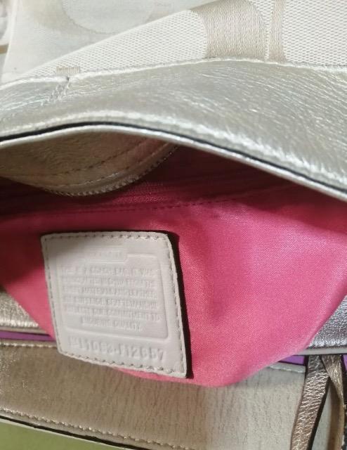 正規品極美品コーチショルダーバッグ本革キャンバスお上品シグネチャー品薄大活躍コーチバッグCOACH超人気お上品重宝できます < ブランド  正規品極美品コーチショルダーバッグ本革キャンバスお上品シグネチャー品薄大活躍コーチバッグCOACH超人気お上品重宝できます < ブランドの