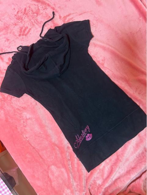 光るロゴプリント 細身半袖パーカー  ブラック < 女性ファッション  光るロゴプリント 細身半袖パーカー  ブラック < 女性ファッションの