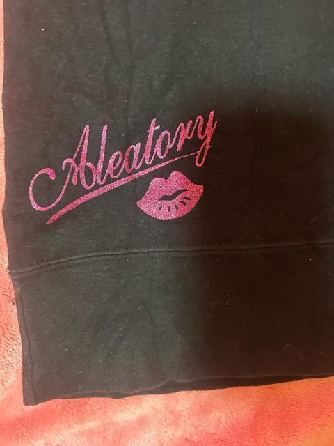 光るロゴプリント 細身半袖パーカー  ブラック < 女性ファッション  光るロゴプリント 細身半袖パーカー  ブラック < 女性ファッションの