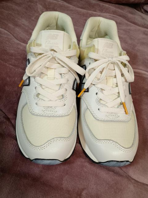 �j���[�o�����X�E�X�j�[�J�[�EU574 "Conversations Amongst Us"  �� �j���t�@�b�V������ 