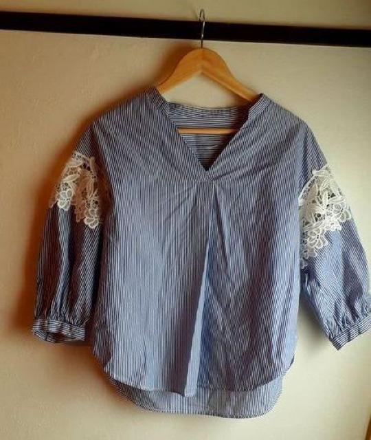 GU◆水色 ボーダー 袖白レース切り替え コットン ブラウス シャツ S < ブランド  GU◆水色 ボーダー 袖白レース切り替え コットン ブラウス シャツ S  < ブランドの