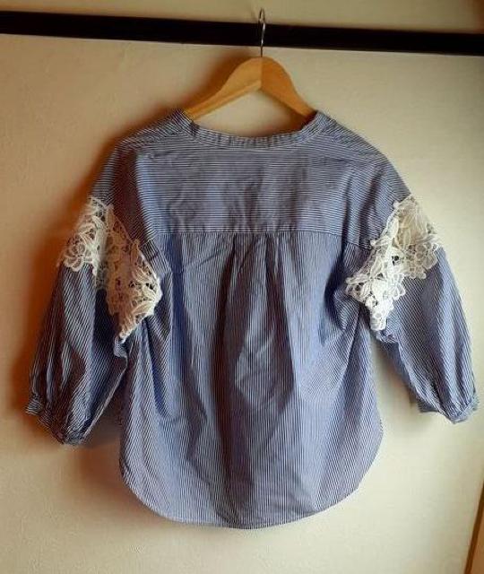 GU◆水色 ボーダー 袖白レース切り替え コットン ブラウス シャツ S < ブランド  GU◆水色 ボーダー 袖白レース切り替え コットン ブラウス シャツ S < ブランドの