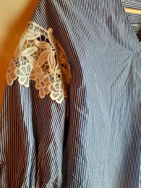 GU◆水色 ボーダー 袖白レース切り替え コットン ブラウス シャツ S < ブランド  GU◆水色 ボーダー 袖白レース切り替え コットン ブラウス シャツ S < ブランドの