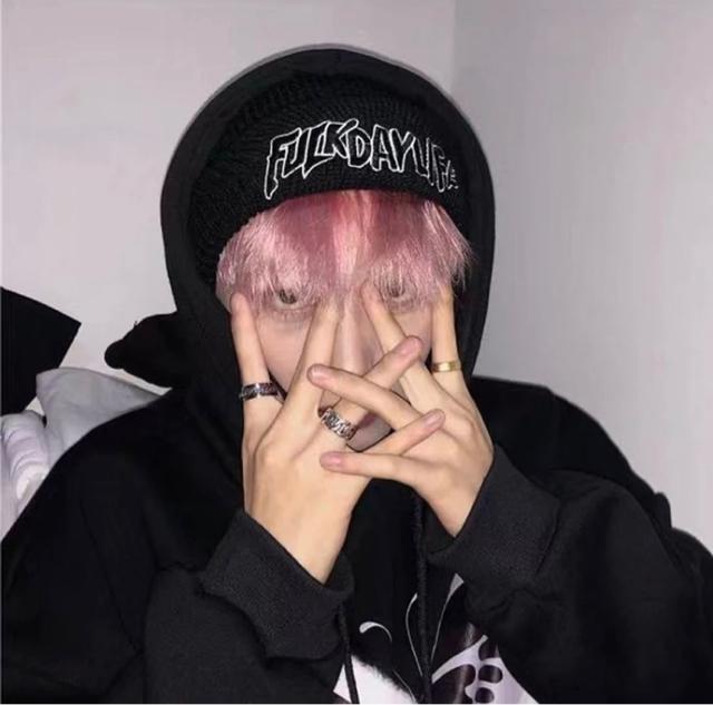 ロゴ入り ニット帽【新品】ブラック黒 バイカラー●男女兼用●カジュアル 韓国ファッション < 女性ファッション  ロゴ入り ニット帽【新品】ブラック黒 バイカラー●男女兼用●カジュアル 韓国ファッション < 女性ファッションの