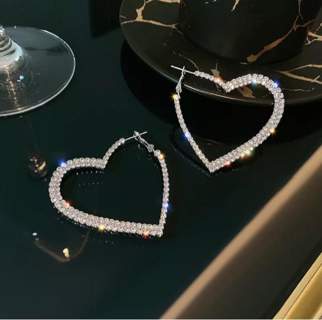 大きなハートのイヤリング ラインストーン シルバー < 女性アクセサリー/時計  大きなハートのイヤリング ラインストーン シルバー  < 女性アクセサリー/時計の