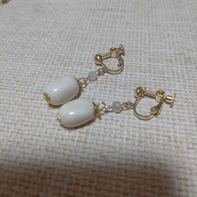 ハウライトとビーズのイヤリング < 女性アクセサリー/時計  ハウライトとビーズのイヤリング  < 女性アクセサリー/時計の