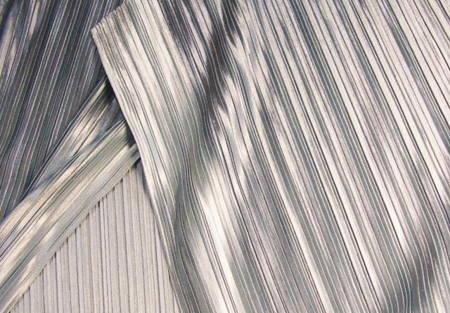 PLEATS PLEASE ISSEY MIYAKE ノーカラー薄手ジャケット < 女性ファッション PLEATS PLEASE ISSEY MIYAKE ノーカラー薄手ジャケット < 女性ファッションの