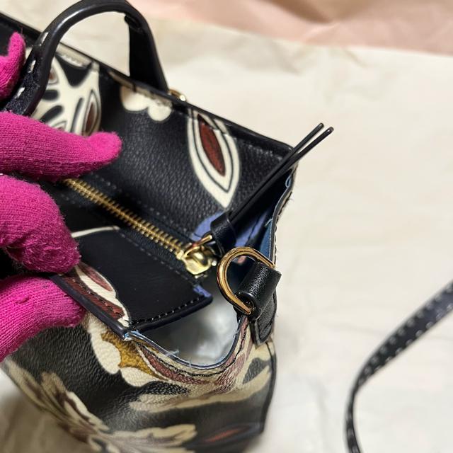 【トリーバーチ】 2WAYトートバッグ & ショルダー 花柄 PVCレザー TORY BURCH < ブランド 【トリーバーチ】 2WAYトートバッグ & ショルダー 花柄 PVCレザー TORY BURCH < ブランドの